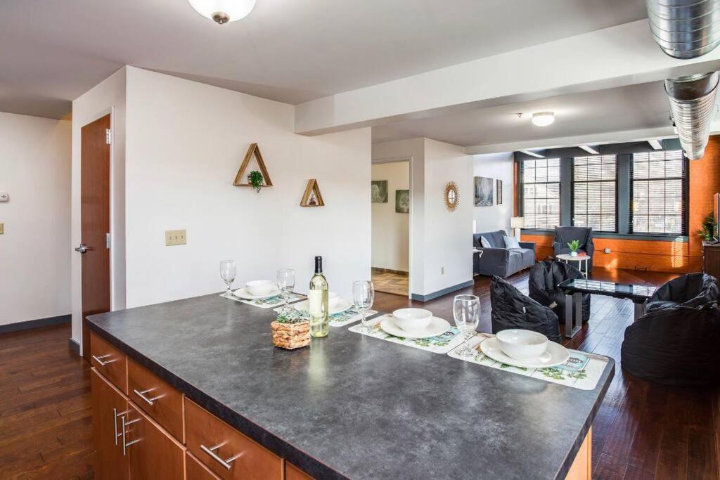 Centric Modern Loft W/ King Beds & Smart Gametable Villa Rochester Exterior photo